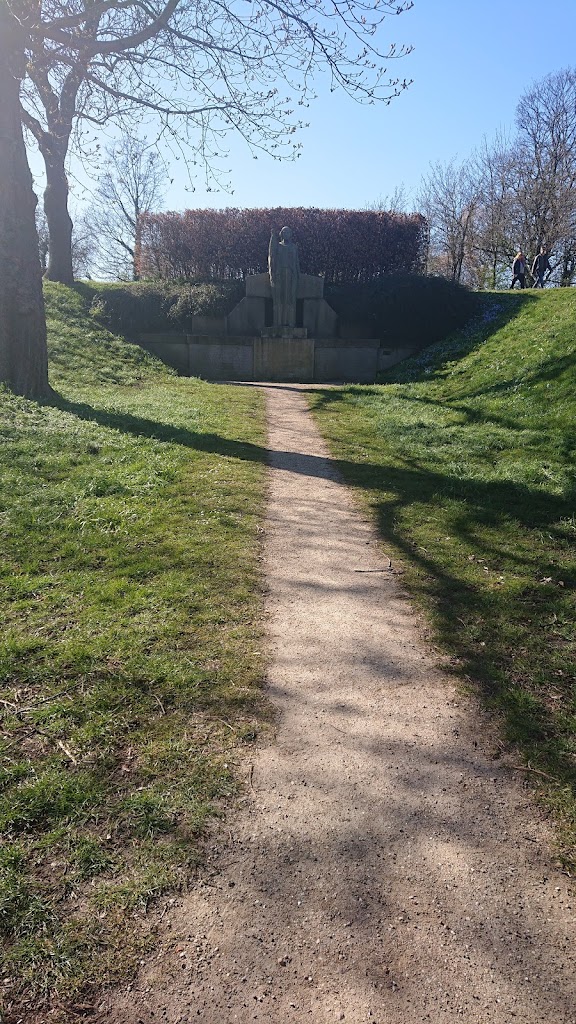 memorial-for-volunteers-and-the-fallen-5.jpeg