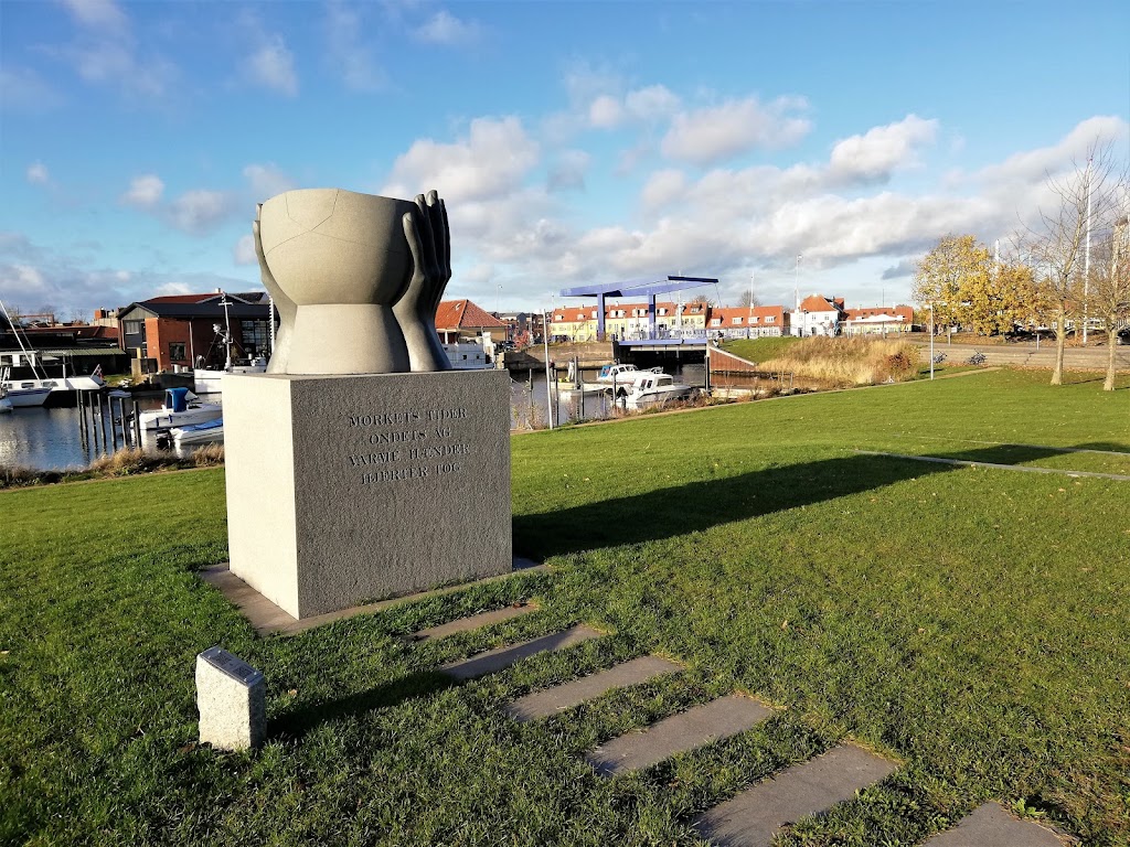 skulptur-varme-haender-mindesten-for-jodernes-flugt-til-sverige-0.jpeg