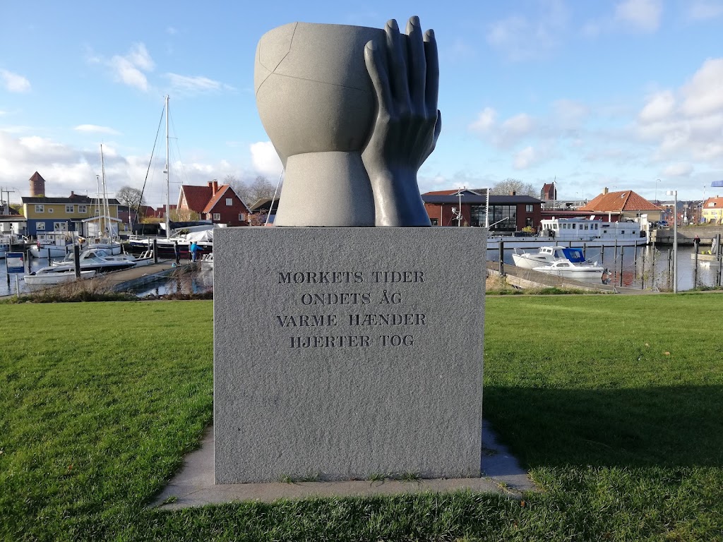 skulptur-varme-haender-mindesten-for-jodernes-flugt-til-sverige-2.jpeg