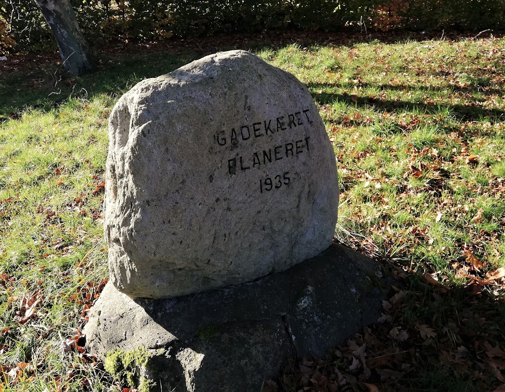 mindesten-for-gadekaeret-i-vedskolle-2.jpeg