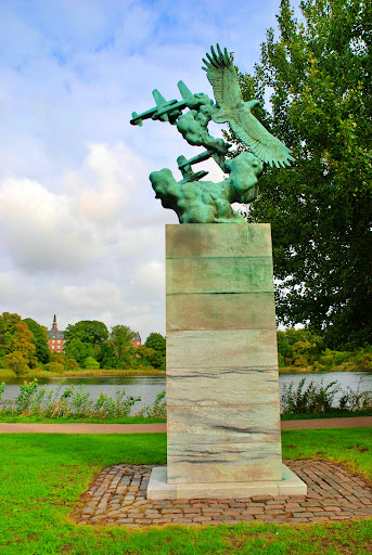 Memorial for Danish pilots by Einar Utzon-Frank